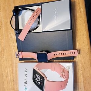 EUC Fitbit Versa - Rosegold with pink band